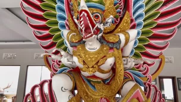 Индуистская статуя на святилище с чашей цветов и курением в банке. Балийская культура. Домашний храм со статуей монстра духа. — стоковое видео