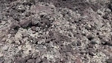 Bir volkana tırmanma görüntüsü. Dağdaki siyah lav kayaları. Seyahat Bali. Kintamani 'deki dağcılık. Batur Dağı Fethediliyor.