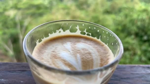 Närbild makro syn på latte kaffe mjölk skum. Yum koffein dricka utomhus. Café i bergen med fantastisk utsikt — Stockvideo