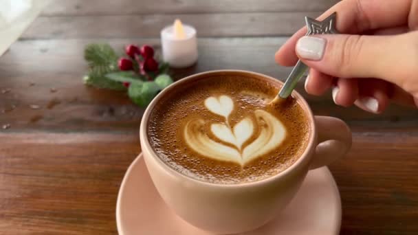 Roeren hete cappuccino op kerstochtend POV 4k. Heerlijke koffie drinken bij gezellige feestelijke sfeer op kerstavond. Gelukkig Nieuwjaarsdrankje. — Stockvideo