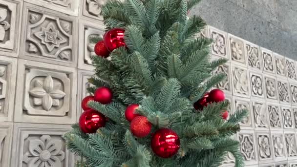 Hermoso abeto de estilo con una decoración mínima de Navidad roja. Adornos de Navidad con adornos. — Vídeos de Stock