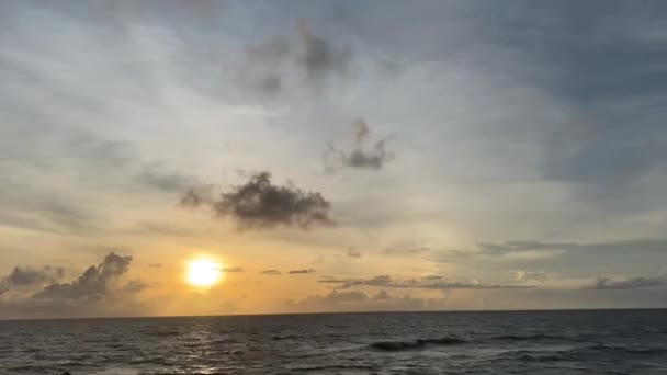 バリ島の海の上の夕日の時間経過ビデオ — ストック動画