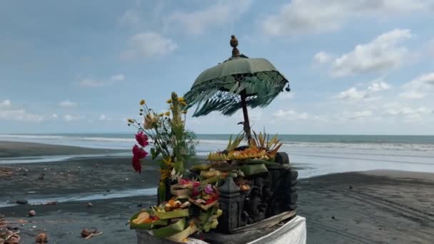 Hermoso templo balinés en la orilla del océano en Bali Indonesia. Santuario del hinduismo. Hermosa cultura de la isla de Bali. — Vídeos de Stock