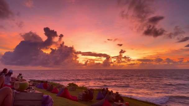 Bali, Indonezja - 26 grudnia 2021: tropikalny zachód słońca na plaży Kedungu dla szczęśliwych ludzi w lokalnej kawiarni. — Wideo stockowe