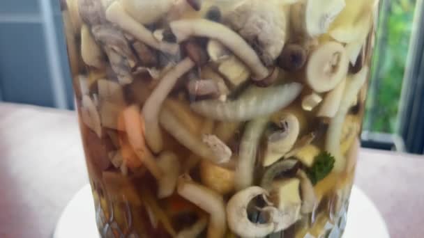 Delicious pickles in a glass jar. Salted mushrooms close-up. Russian food preservatives. — Vídeo de Stock