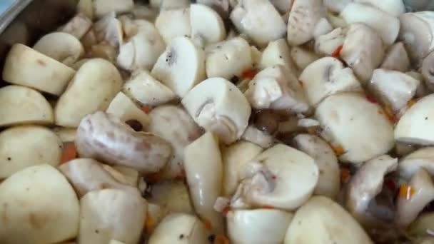 Colher mexendo fervura cogumelos inclinados. Preservar comida para o inverno. Cozinhar picles. Tradicional lanche de inverno russo. — Vídeo de Stock