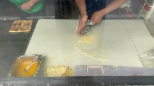 Peynirli ve yağlı Hint ekmeği pişirme işlemi. Sokak yemeği Hint mutfağı tarifi. Kızarmış katman ekmekleri. — Stok video