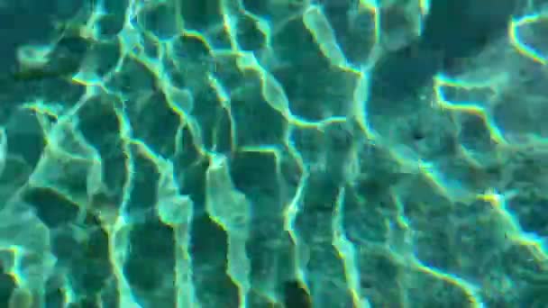 Vackra turkosa vatten ringar på en solig dag vid poolen. Sött kallt vatten en solig dag på semesterorten. Sommarbakgrund. — Stockvideo