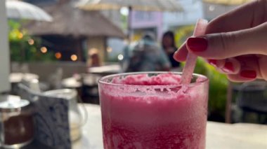 Açık havada lezzetli bir ahududu taze meyve suyu karıştırmak. Tropikal cennetteki bir kafede serinletici bir yaz içeceği. Lezzetli ve sağlıklı yaz içeceği..