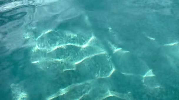 Schöne sonnige Wellen auf der blauen Oberfläche des Schwimmbades. Erfrischender Sommer-Hintergrund. — Stockvideo