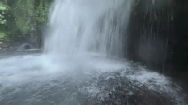 Pov live camera vista di camminare verso enorme flusso d'acqua di cascata su un lago nella giungla. Avventura tropicale su un fiume nella foresta pluviale. Vista in prima persona instabile colpo di cascata. — Video Stock