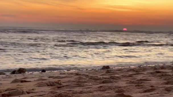 Bellissimo tramonto tropicale con sole rosso che scompare dietro l'orizzonte. Viaggi Indonesia. — Video Stock