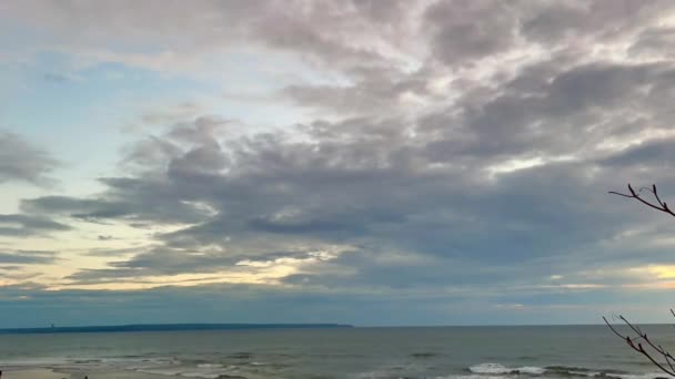 На закате над океаном летят серые грозовые тучи. Естественный фон на берегу моря. — стоковое видео