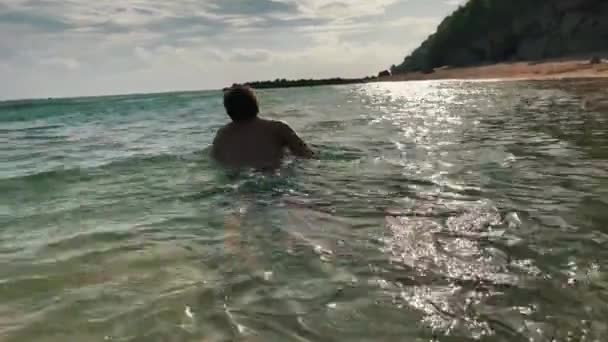 Hombre Anónimo Arrastrándose Nadando Playa Arena Poco Profunda Paraíso Tropical — Vídeo de stock