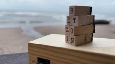 Bitcoin düştü. Yüksek bir kuledeki tahta harflerin yavaş çekim görüntüleri. Kripto para biriminin çökmesi.