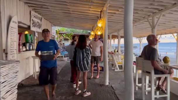 Балі, Індонезія - 3 січня 2022: камера з наживо з кафе і барів на пляжі відлуння. Прогулюючись вздовж пляжних ресторанів на березі моря в Кангу.. — стокове відео