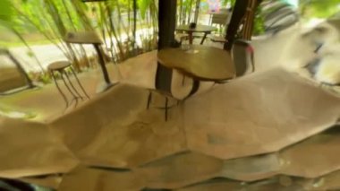 Kafe masası ve sandalyeler pencereye çarpıp manzarayı bozuyor. Yaz restoranının soyut geçmişi.
