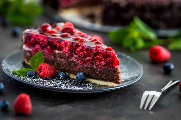 ブラックプレートに新鮮なベリーとラズベリーケーキ 高品質の写真 — ストック写真