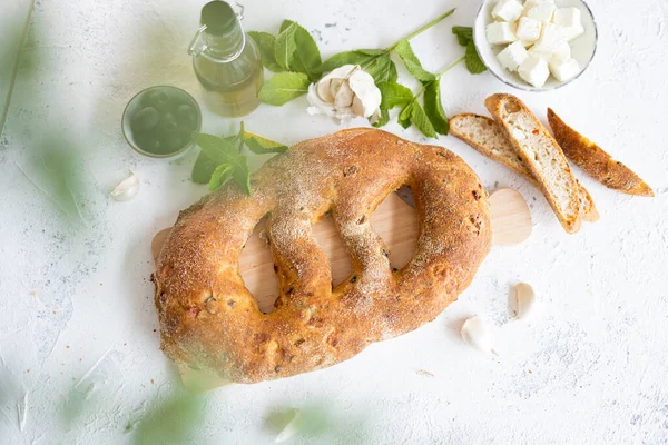 Zeytinli Akdeniz Ekmeği Barbekü Için Yağ Izole Edilmiş Yüksek Kalite — Stok fotoğraf