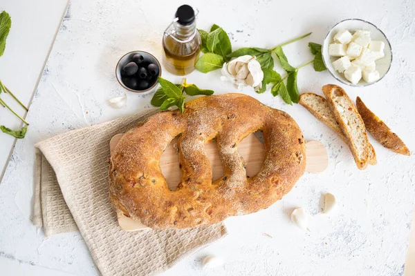 Zeytinli Akdeniz Ekmeği Barbekü Için Yağ Izole Edilmiş Yüksek Kalite — Stok fotoğraf