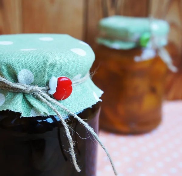 Potten met berry jam. — Stockfoto