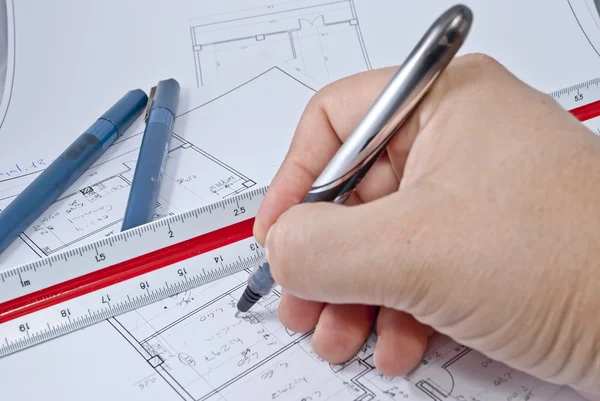 Architect tekening een bouwtekening — Stockfoto