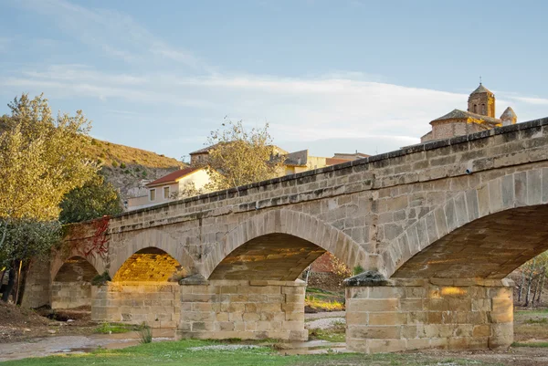 Puente sobre el río en otoño — Foto de Stock