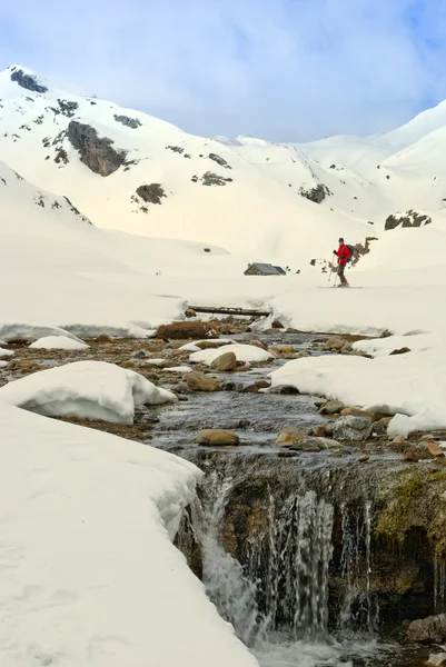 Paisagem montanhosa com neve e rio . — Fotografia de Stock