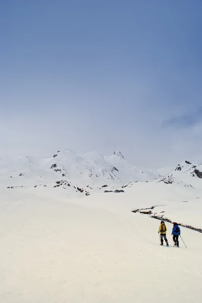 Wandelen door de sneeuw. — Stockfoto