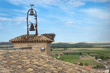 Kilisenin çan kulesi üzerinde leylek