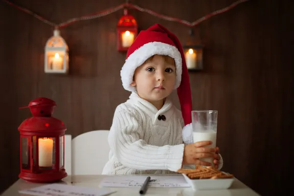 クリスマス、サンタに手紙を書くの小さな男の子 — ストック写真