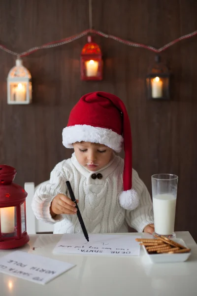 Niño en Navidad, escribiendo una carta a Santa Claus —  Fotos de Stock