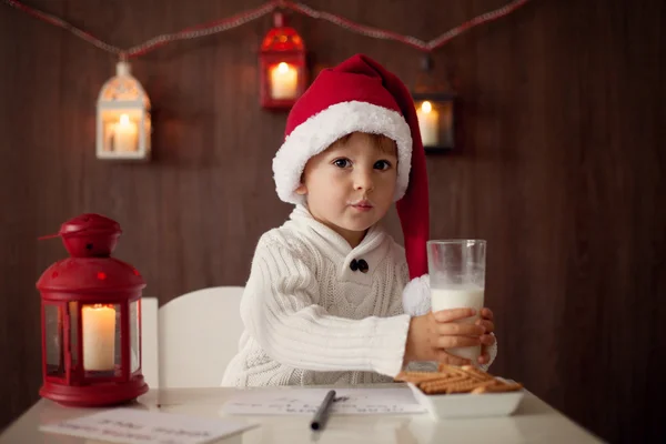 Petit garçon à Noël, écrire une lettre au Père Noël — Photo