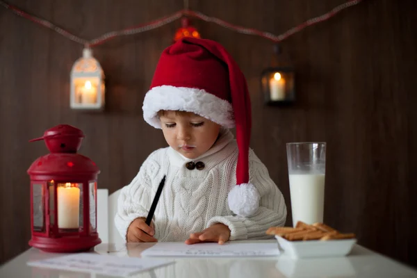 Küçük çocuğa Noel, Noel Baba'ya mektup yazma — Stok fotoğraf