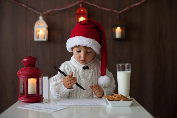 Malý chlapec na Vánoce, napsal dopis do santa — Stock fotografie