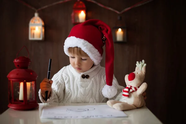 Menino no Natal, a escrever uma carta ao Pai Natal — Fotografia de Stock