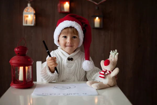 Niño en Navidad, escribiendo una carta a Santa Claus —  Fotos de Stock