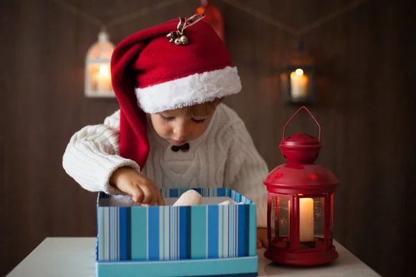 Chłopczyk na Boże Narodzenie, pisząc list do santa — Zdjęcie stockowe