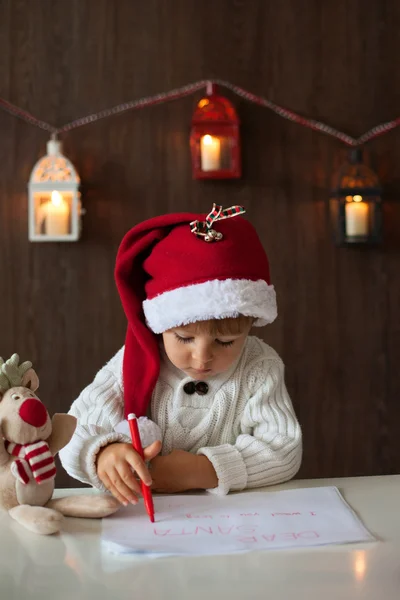 在圣诞节，写封信给圣诞老人的小男孩 — 图库照片