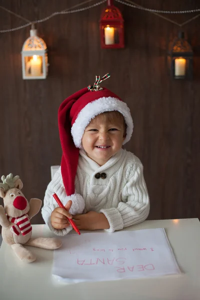 Niño en Navidad, escribiendo una carta a Santa Claus —  Fotos de Stock