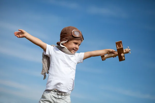 Rapaz com um avião — Fotografia de Stock