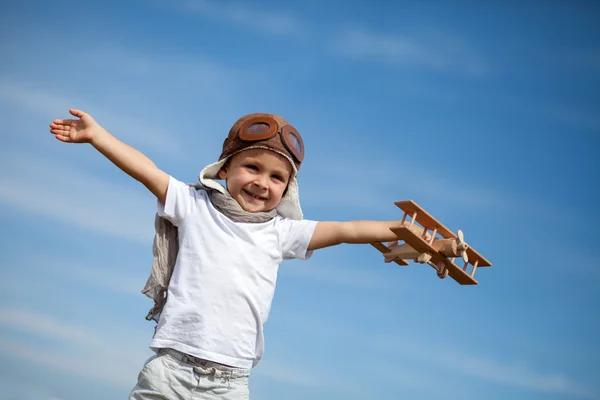 Junge mit Flugzeug — Stockfoto