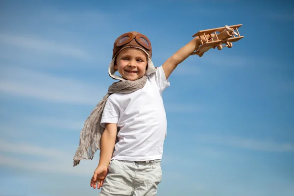 Junge mit Flugzeug — Stockfoto