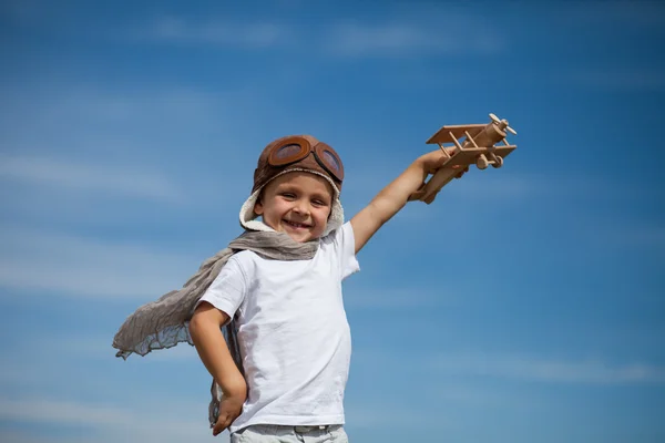 Junge mit Flugzeug — Stockfoto
