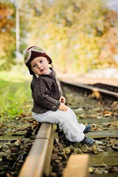 Herbst Outdoor-Porträt eines kleinen Jungen — Stockfoto