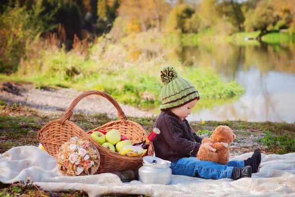 Retrato al aire libre de otoño de un niño pequeño —  Fotos de Stock