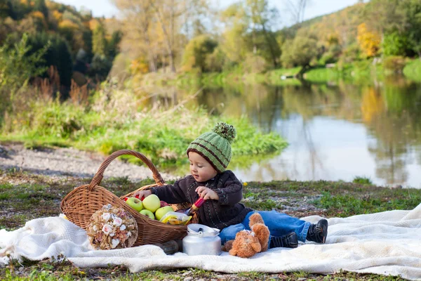 Retrato al aire libre de otoño de un niño pequeño — Foto de Stock