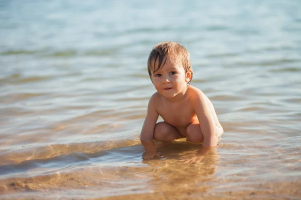 Niño en la playa — Foto de Stock