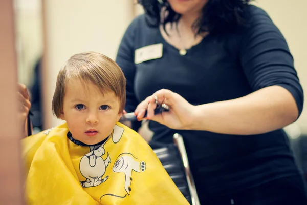 Muchacho, cortarse el pelo en la peluquería — Foto de Stock