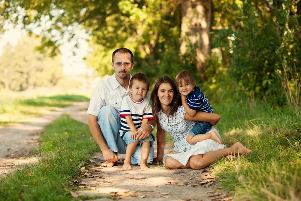 Familie portret in een park — Stockfoto